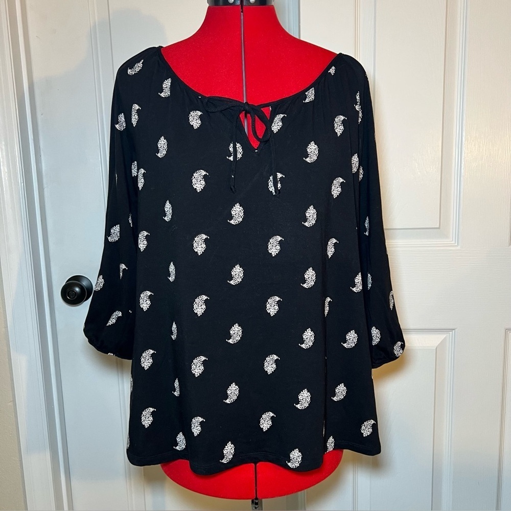 Garnet Hill Top Black 3/4 Sleeve Keyhole Neck Paisley Leaf Print